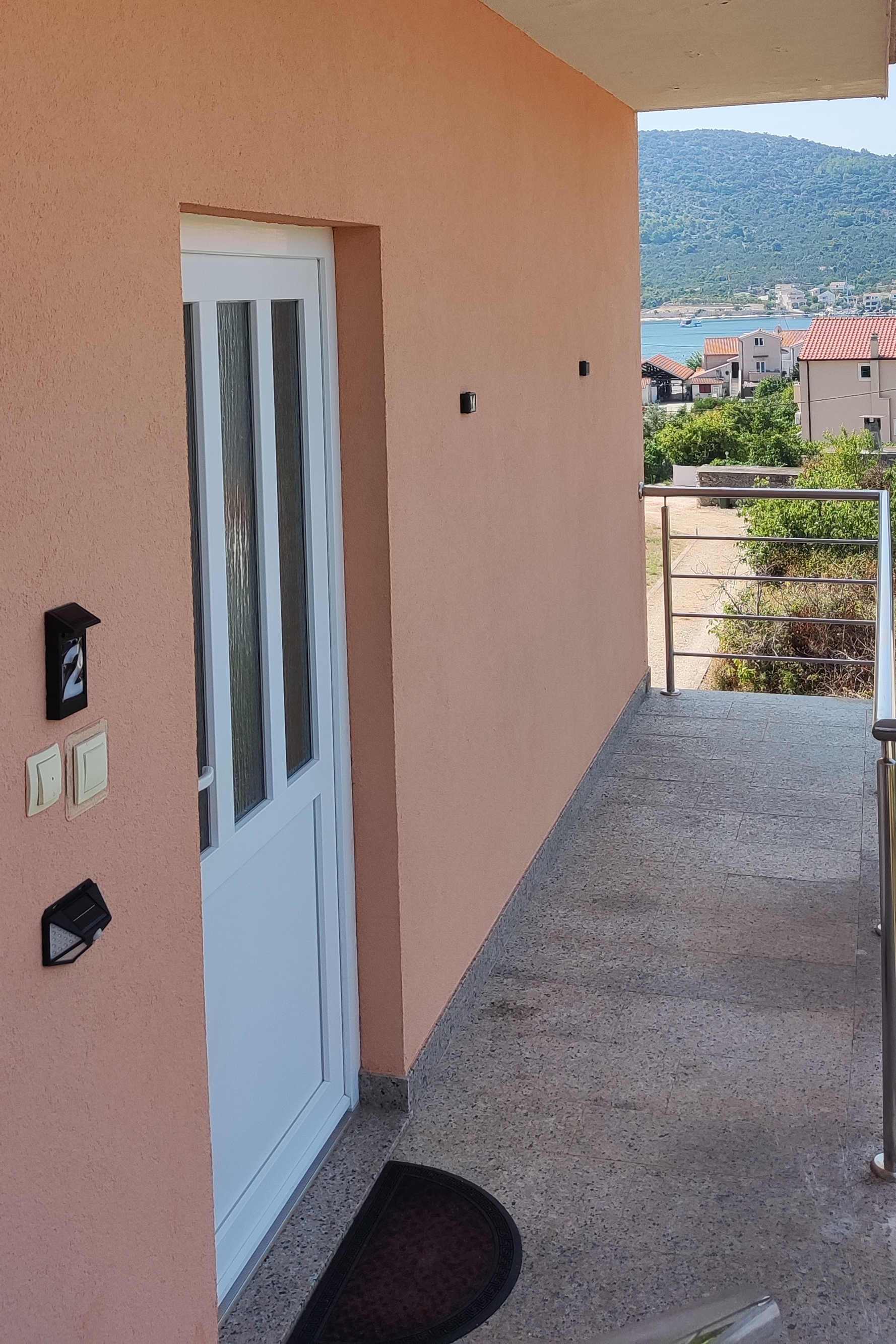 Two bedroom apartment with terrace and sea view Vinišće, Trogir  A-b
