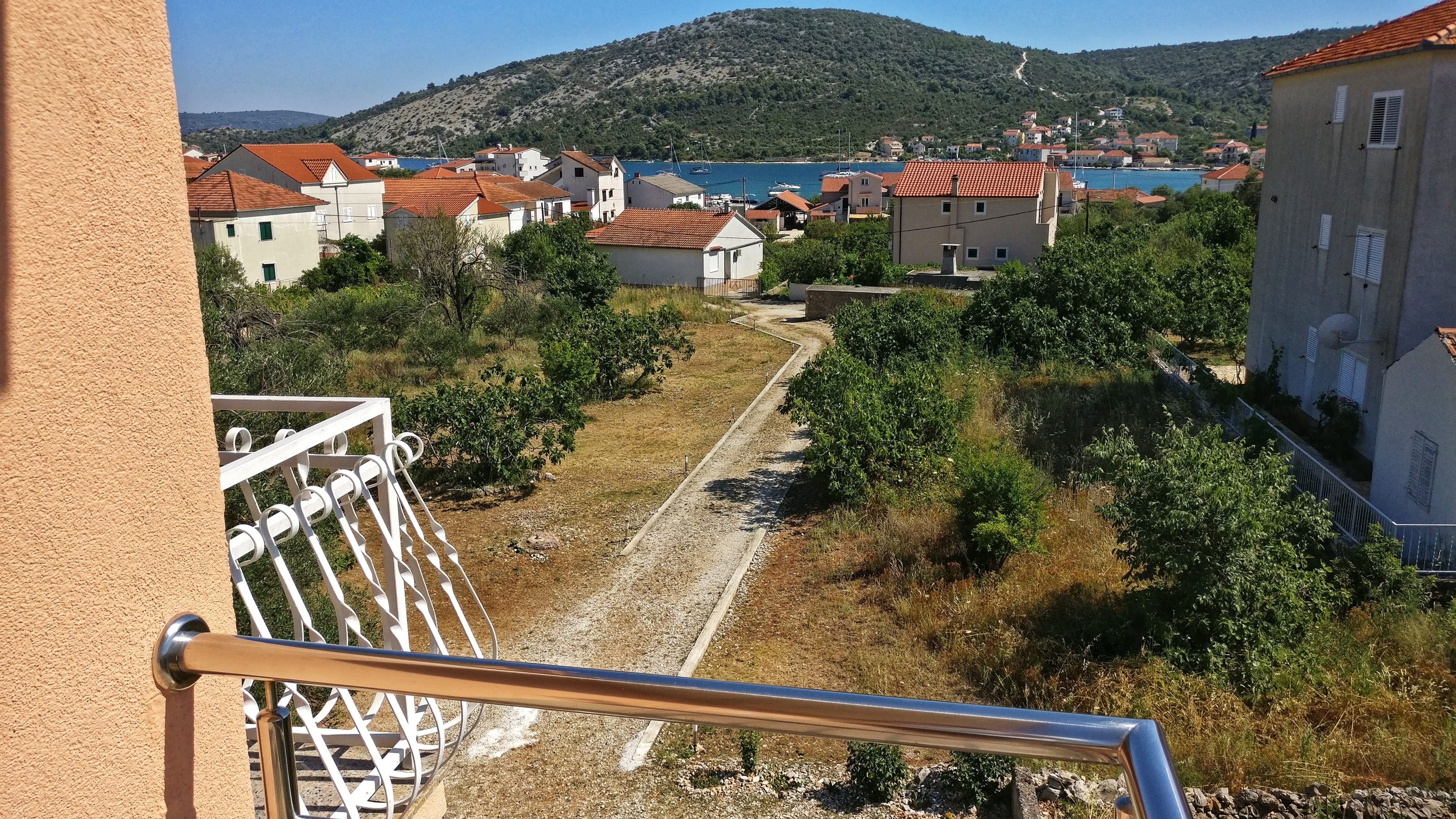 Two bedroom apartment with terrace and sea view Vinišće, Trogir  A-b