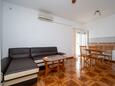 Obývací pokoj Vir, Obývací pokoj v ubytování typu apartment, s klimatizací a WiFi.