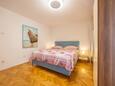 Ložnice 1 Baška Voda, Ložnice 1 v ubytování typu apartment, s klimatizací, domácí mazlíčci povoleni a WiFi.