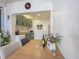 Dining room Baška Voda, Dining room in the apartment, air condition available, (pet friendly) and WiFi.