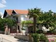 Vodice, Vodice, Propiedad 12721 - Apartamentos with pebble beach.