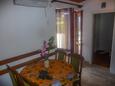 Stanići, Comedor in the apartment, air condition available y WiFi.