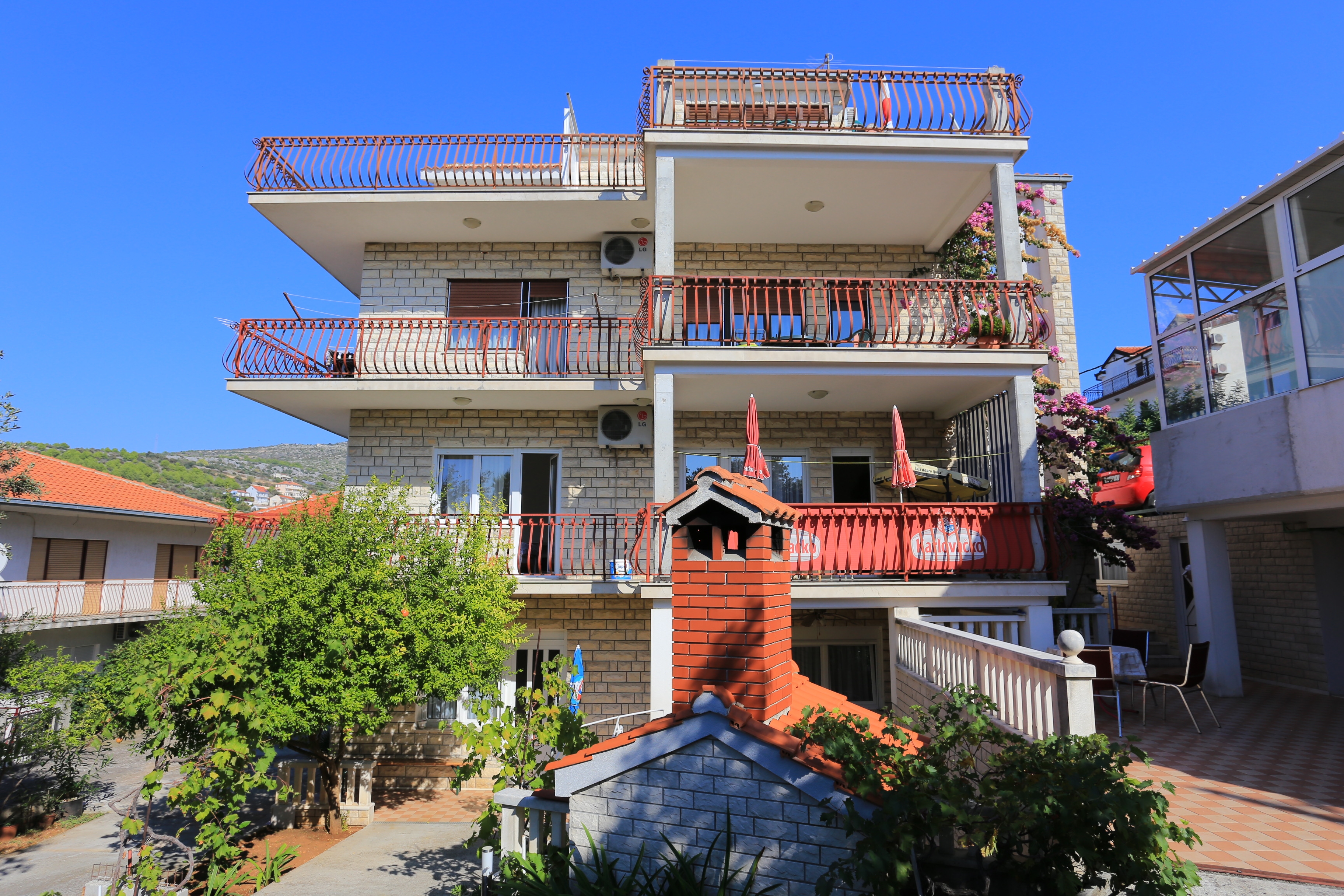 Trosobni apartman s terasom i pogledom na more Seget Vranjica, Trogir  A-d