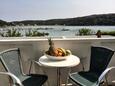 Balkon 1 Kampor, Balkon 1 v ubytování typu apartment, s výhledem na moře, domácí mazlíčci povoleni a WiFi.