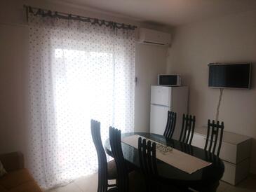 Kampor, Living room in the apartment, air condition available, (pet friendly) and WiFi.