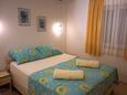 Ložnice Omišalj, Ložnice v ubytování typu apartment, domácí mazlíčci povoleni a WiFi.