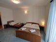 Spavaća soba 1 Slatine, Spavaća soba 1 u smještaju tipa apartment, WiFi.