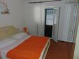 Sućuraj, Bedroom in the apartment, air condition available, (pet friendly) and WiFi.