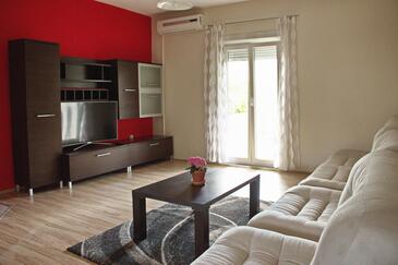 Nin, Sala de estar in the apartment, air condition available, (pet friendly) y WiFi.