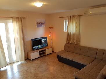 Kanica, Living room in the apartment, air condition available and WiFi.