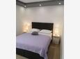 Ložnice 2 Baška Voda, Ložnice 2 v ubytování typu apartment, s klimatizací, domácí mazlíčci povoleni a WiFi.