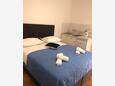 Baška Voda, Bedroom 1 in the apartment, air condition available, (pet friendly) and WiFi.