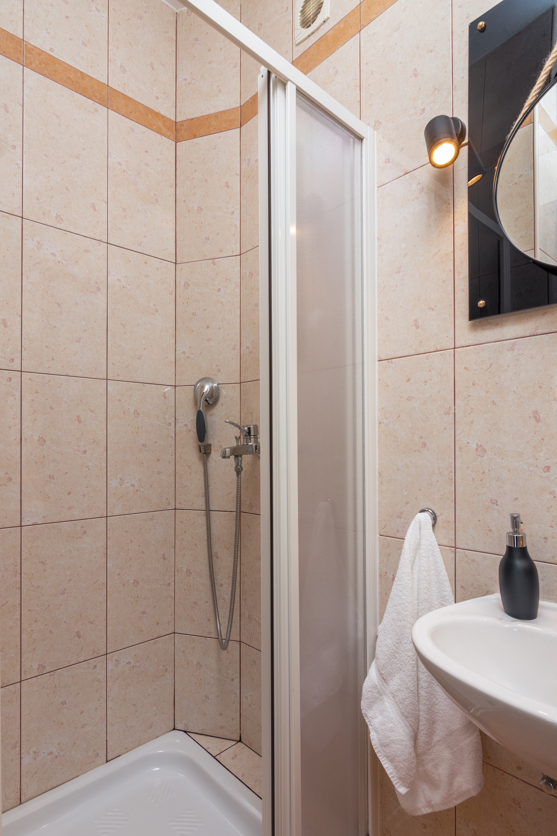 One bedroom apartment with terrace Loborika, Pula  A-a
