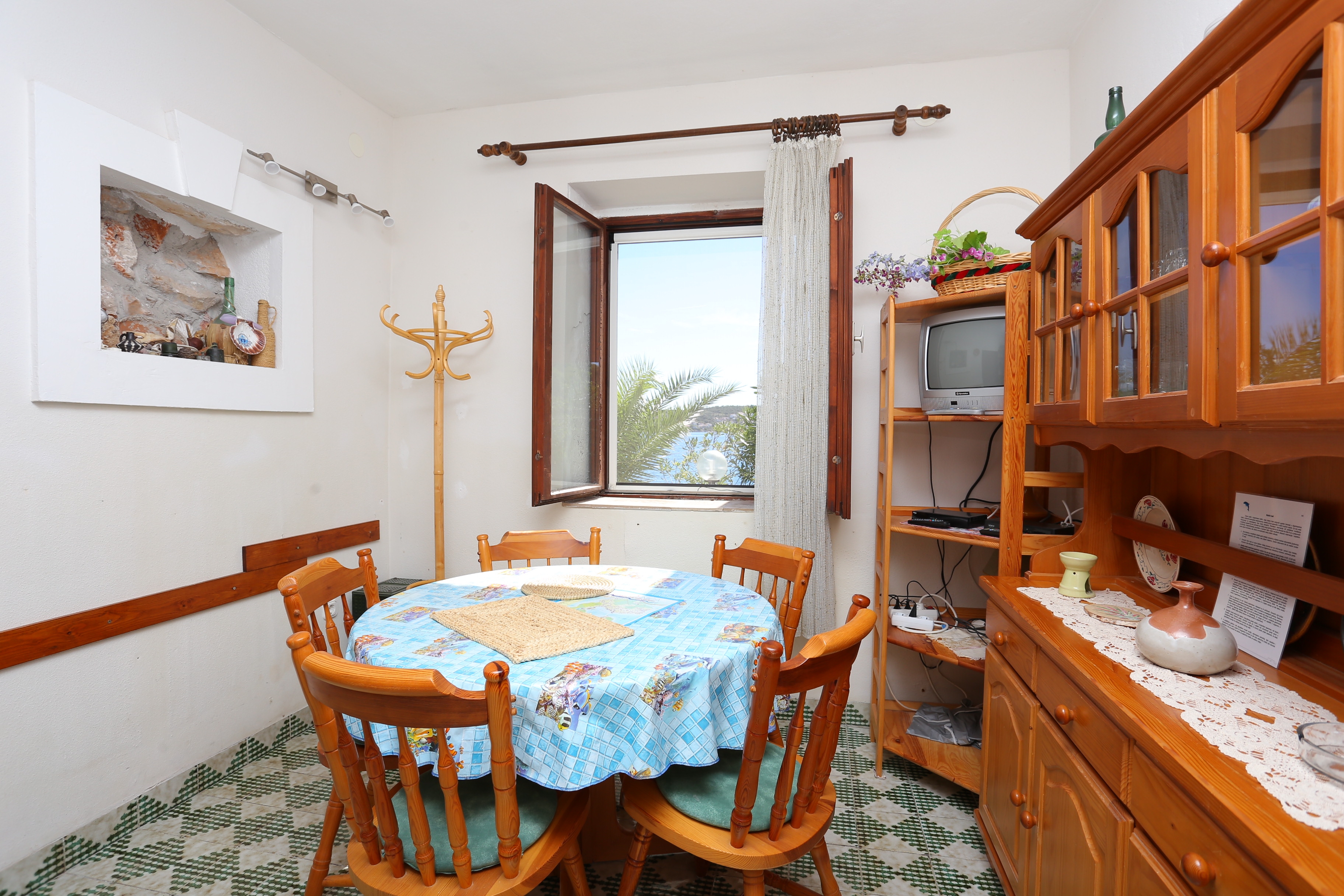Three bedroom apartment near beach Rogoznica (A-13012-a)