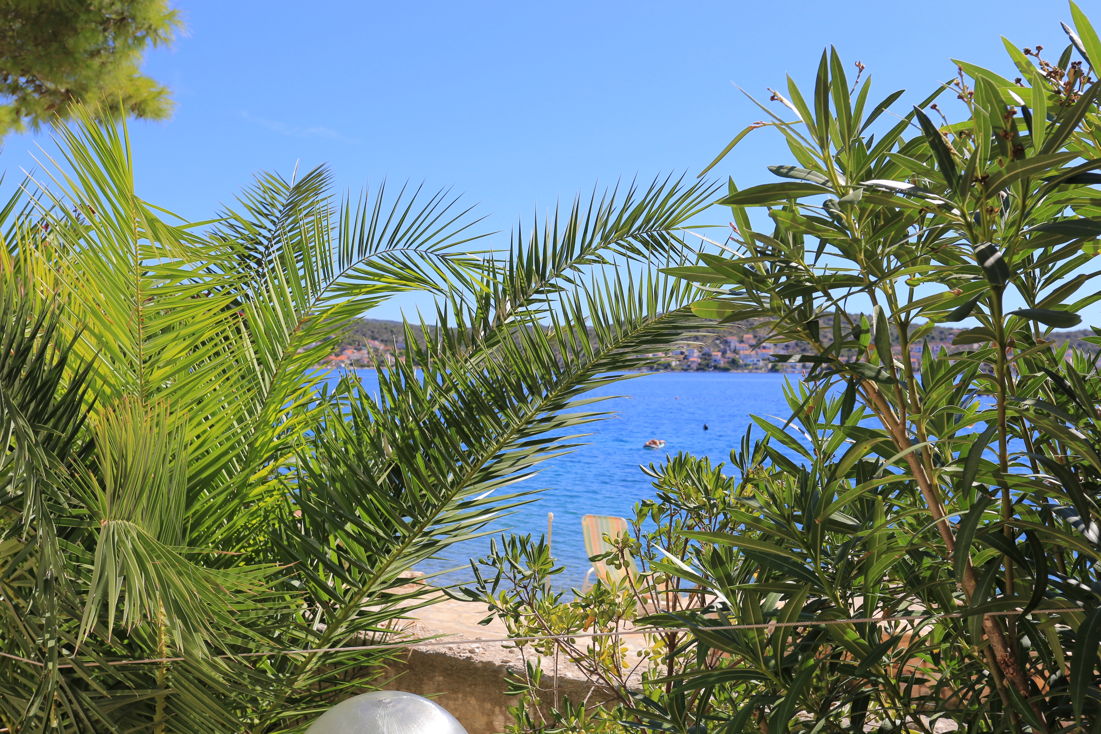 Three bedroom apartment near beach Rogoznica  A-a