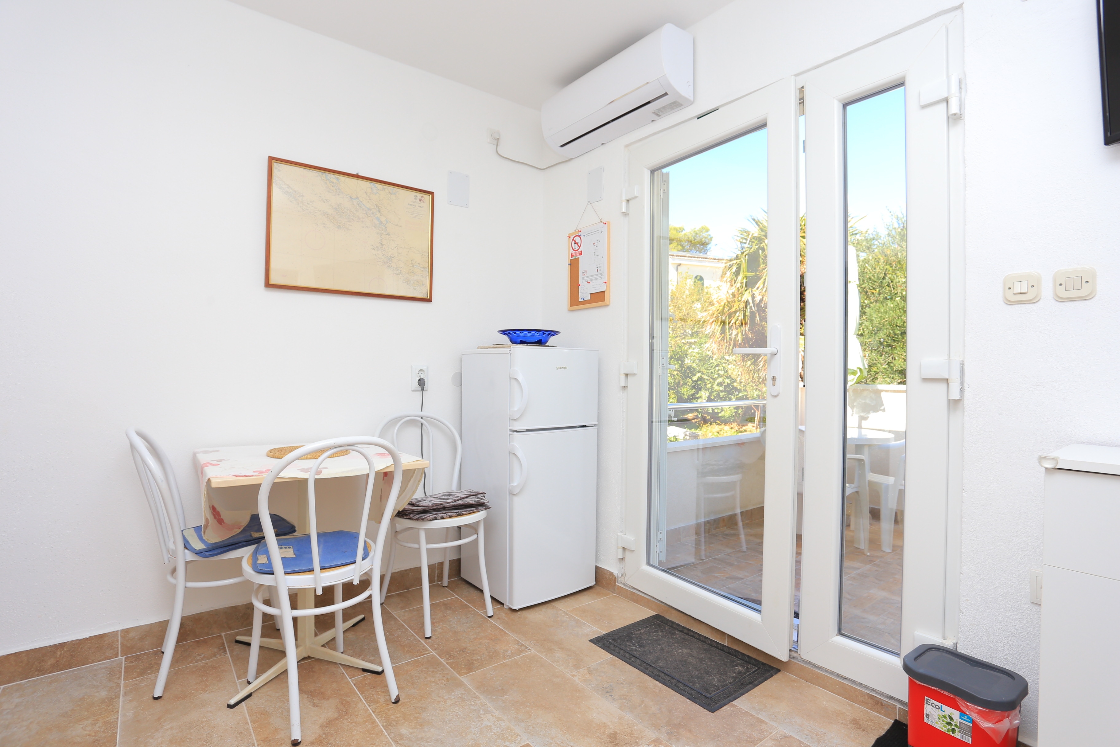 Two bedroom apartment near beach Rogoznica (A-13012-b)