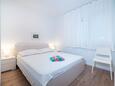 Ložnice 1 Mandre, Ložnice 1 v ubytování typu apartment, domácí mazlíčci povoleni a WiFi.