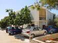 Mandre, Pag, Parkeerplaats 13015 - Appartementen near sea with pebble beach.