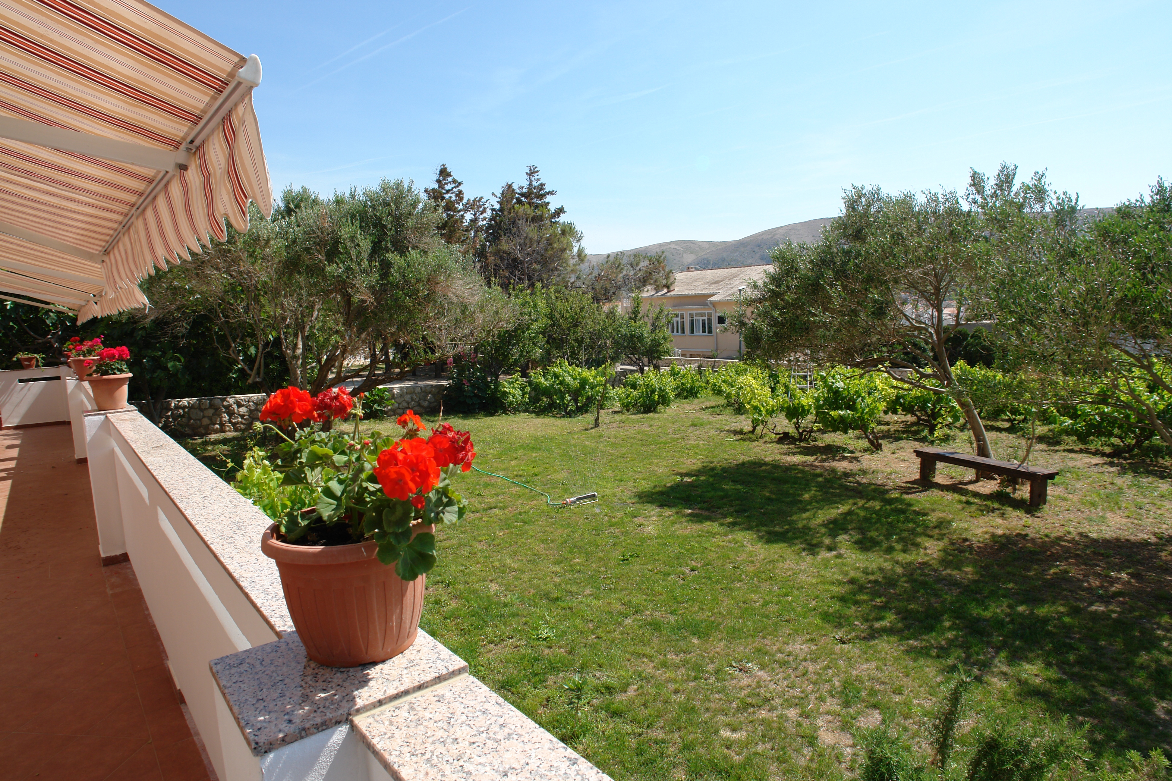 Room with balcony and sea view Pag  S-a