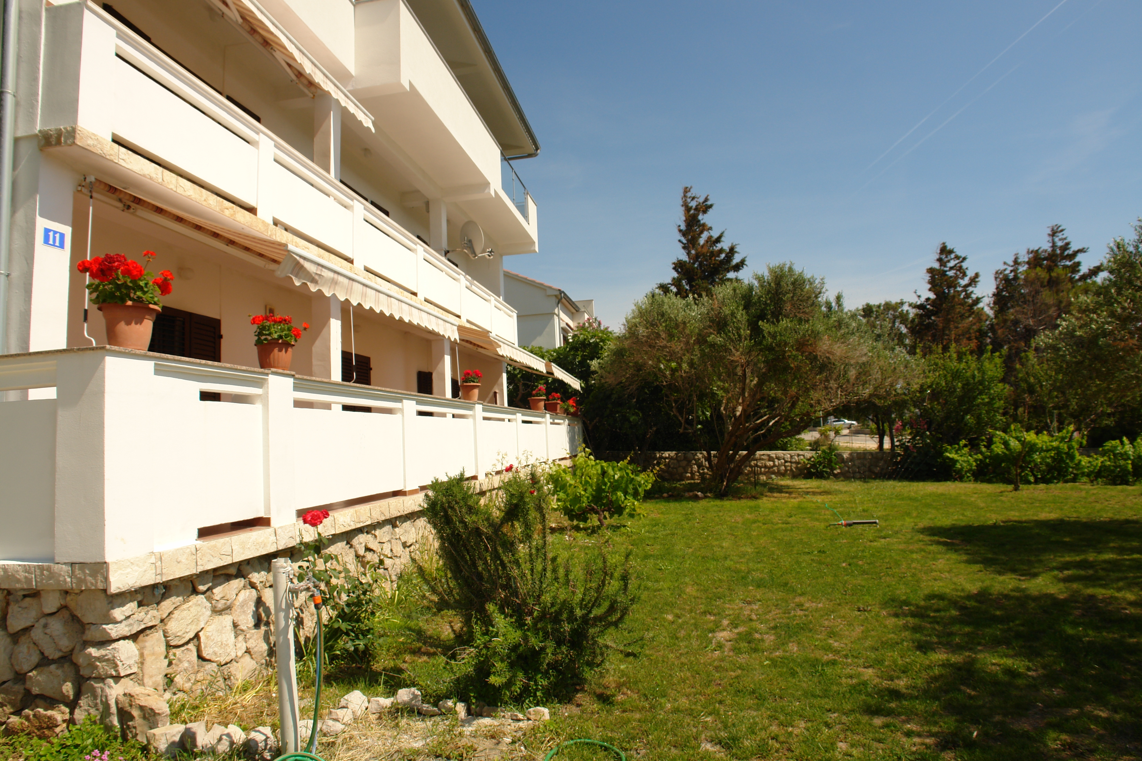 Room with balcony and sea view Pag  S-a