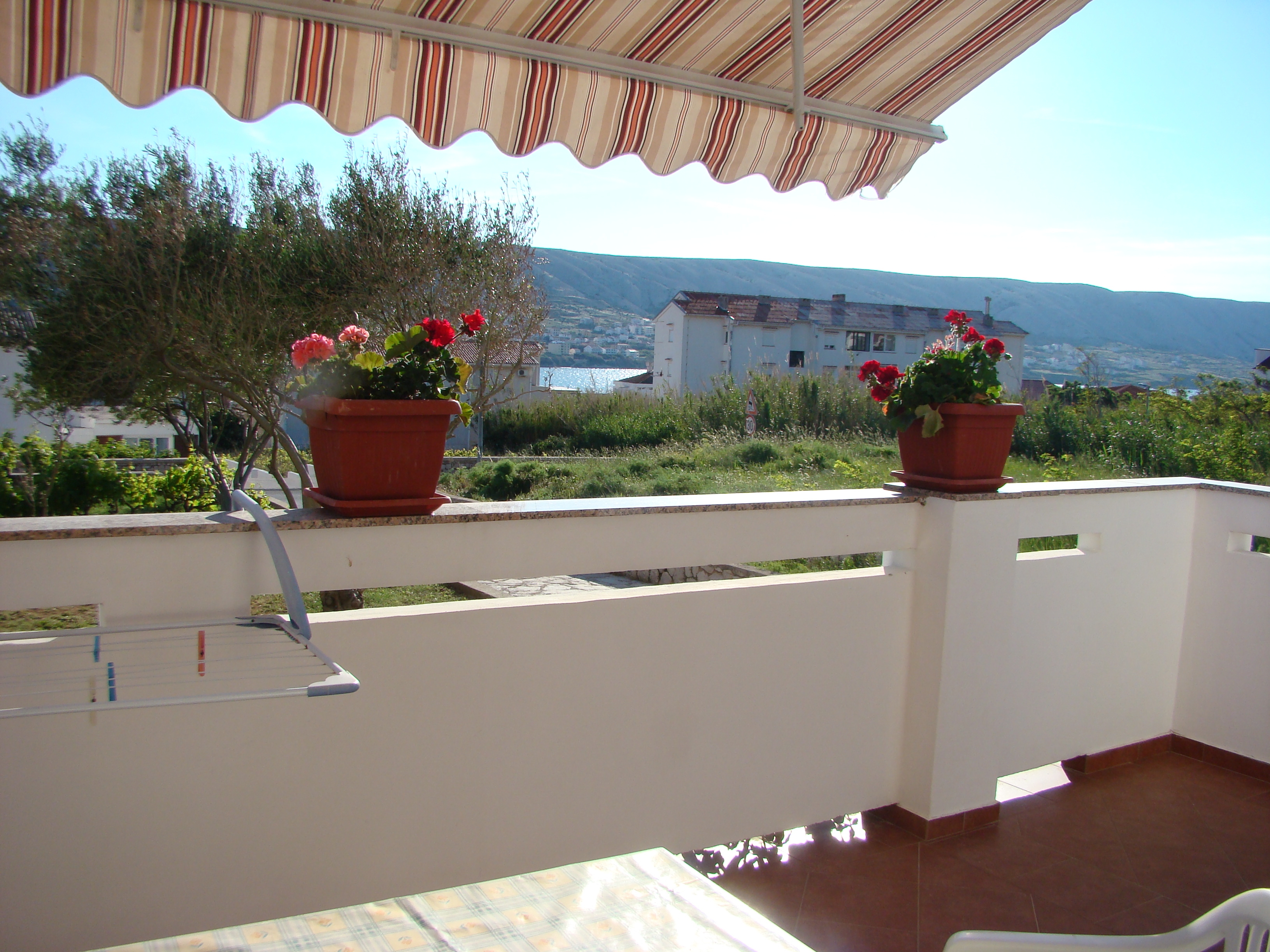 Room with balcony and sea view Pag  S-a