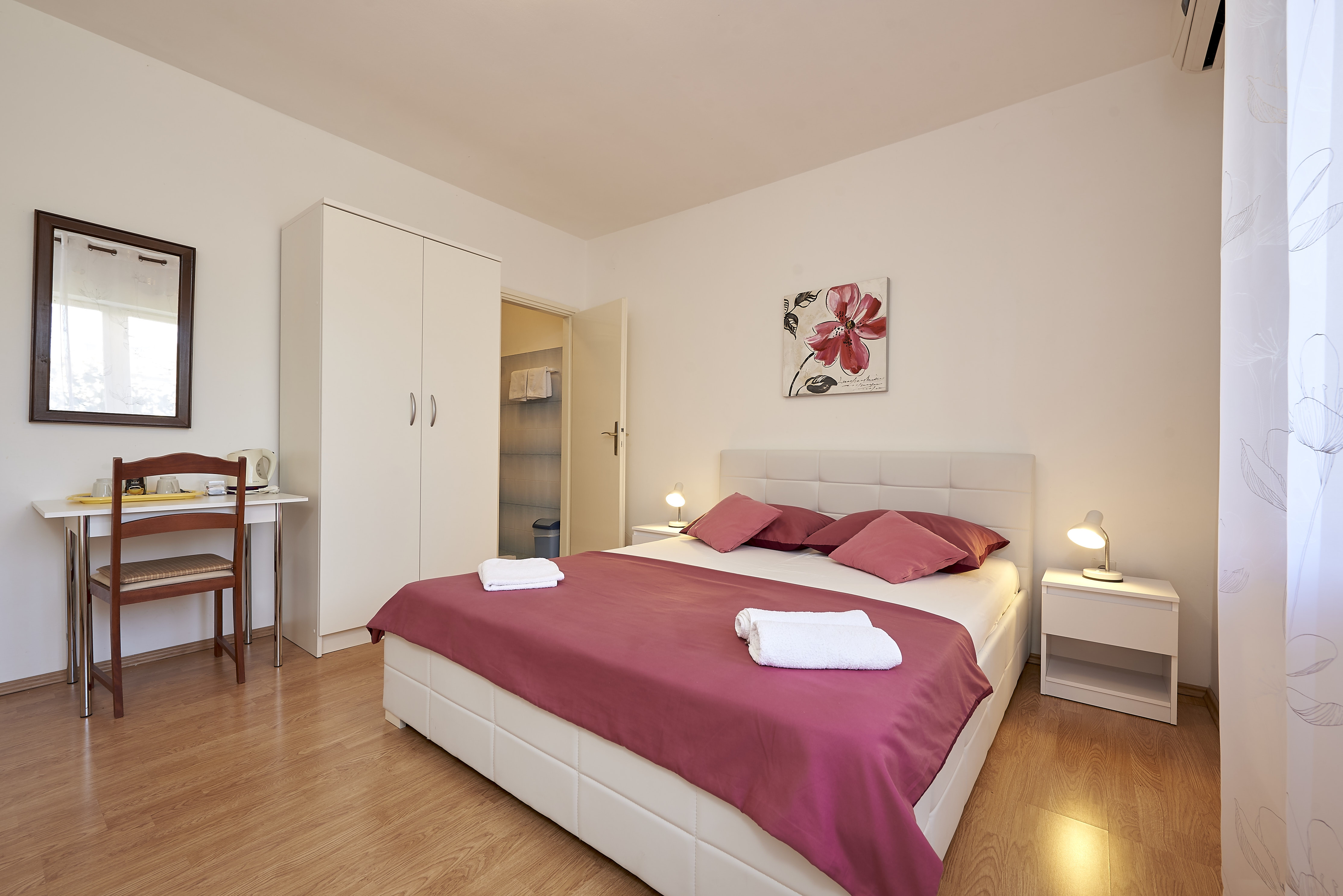 Room with air-conditioning Trogir (S-13102-b) Room with air-conditioning Trogir (S-13102-b)