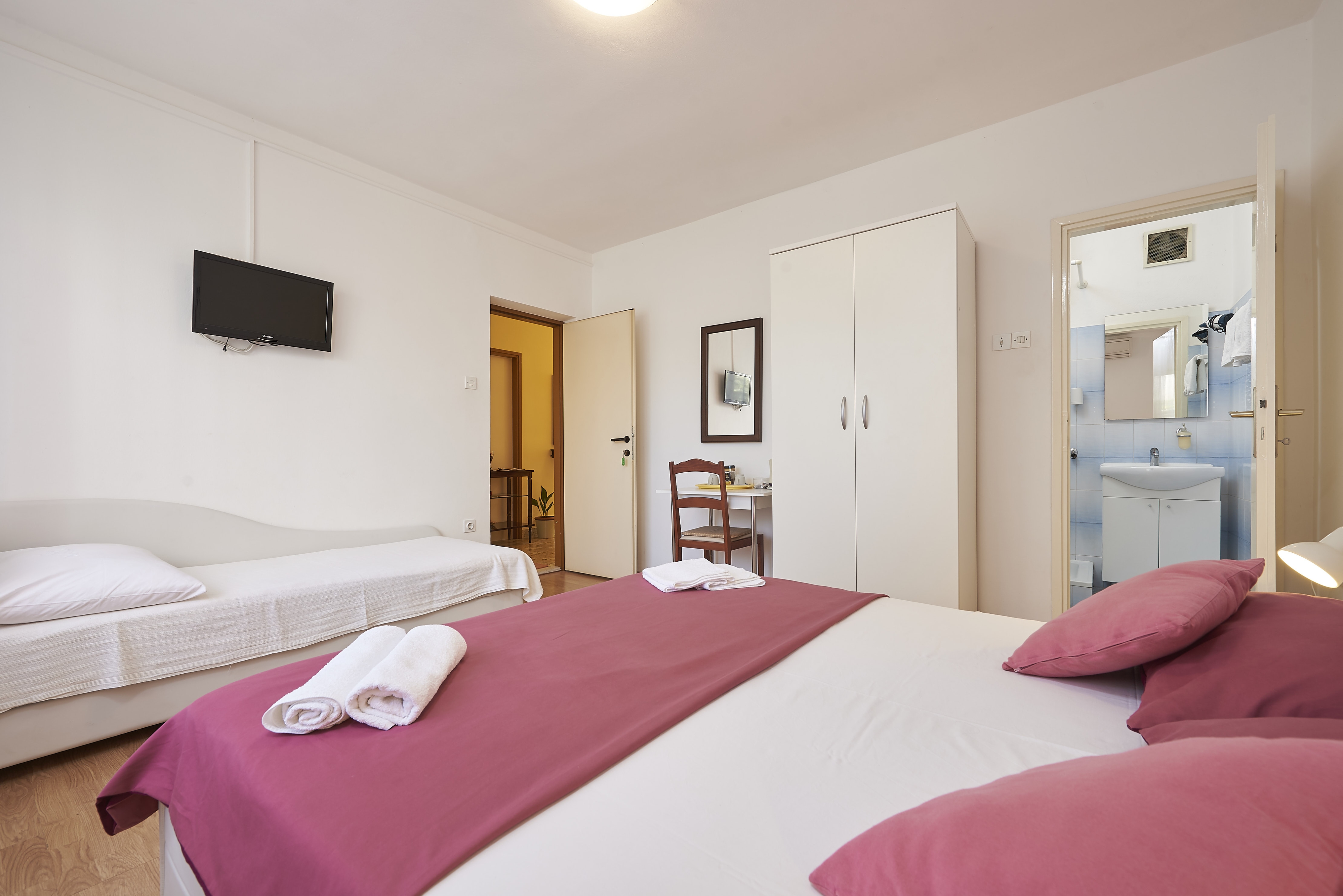 Room with air-conditioning Trogir (S-13102-b) Room with air-conditioning Trogir (S-13102-b)