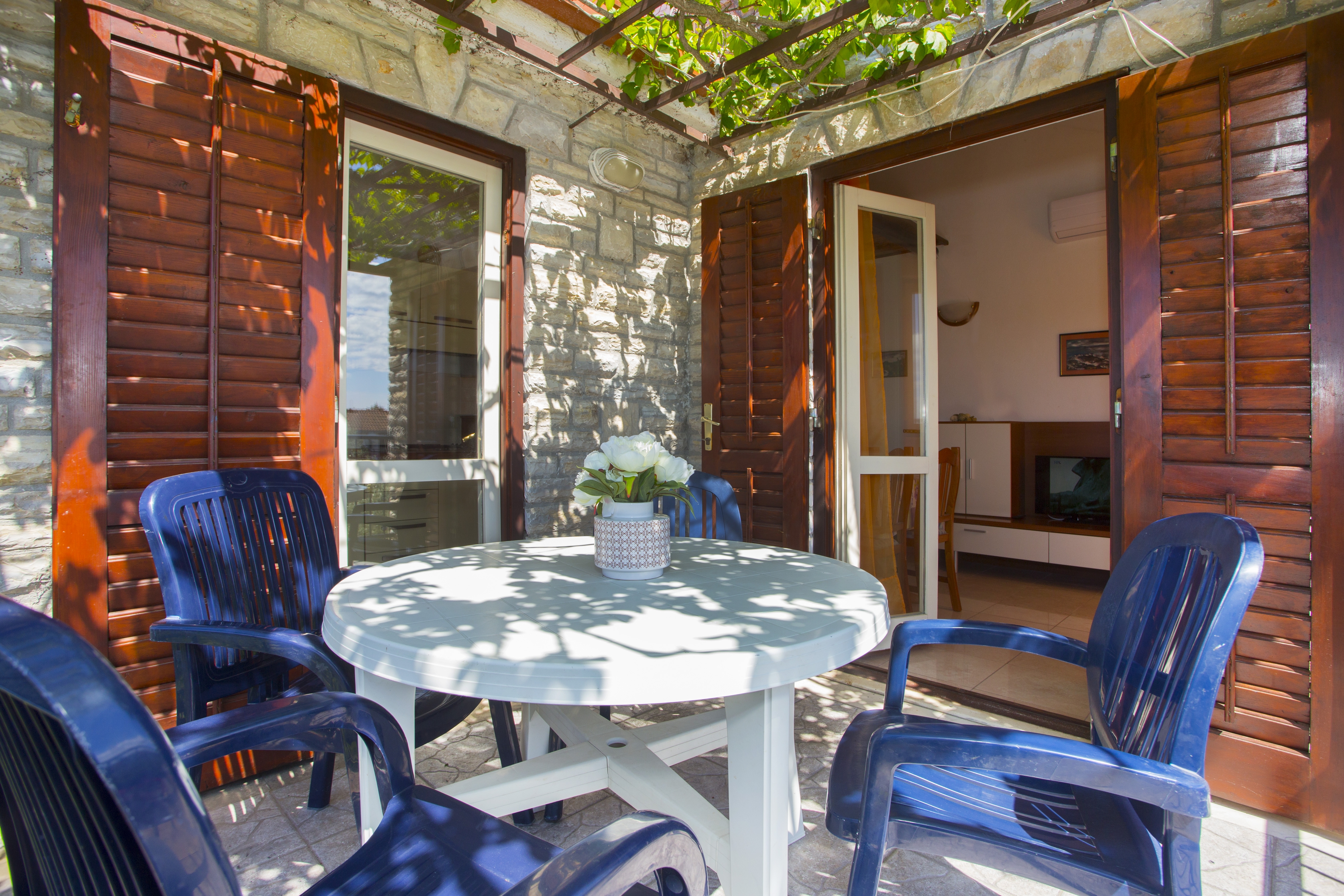 Two bedroom apartment with balcony and sea view Maslinica, Šolta  A-b