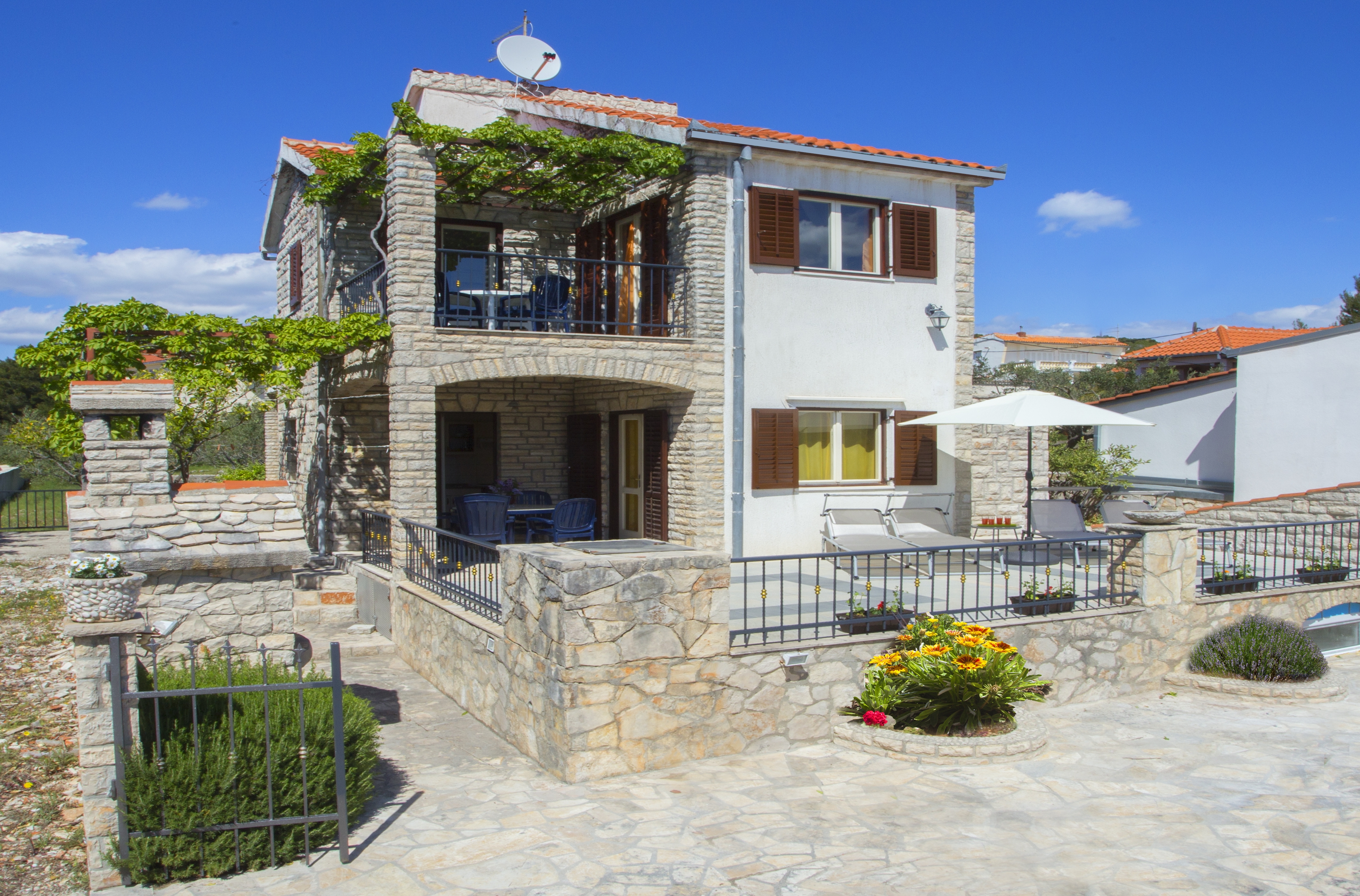 Two bedroom apartment with terrace and sea view Maslinica, Šolta  A-a