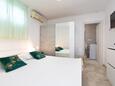 Ložnice Punat, Ložnice v ubytování typu studio-apartment, s klimatizací, domácí mazlíčci povoleni a WiFi.
