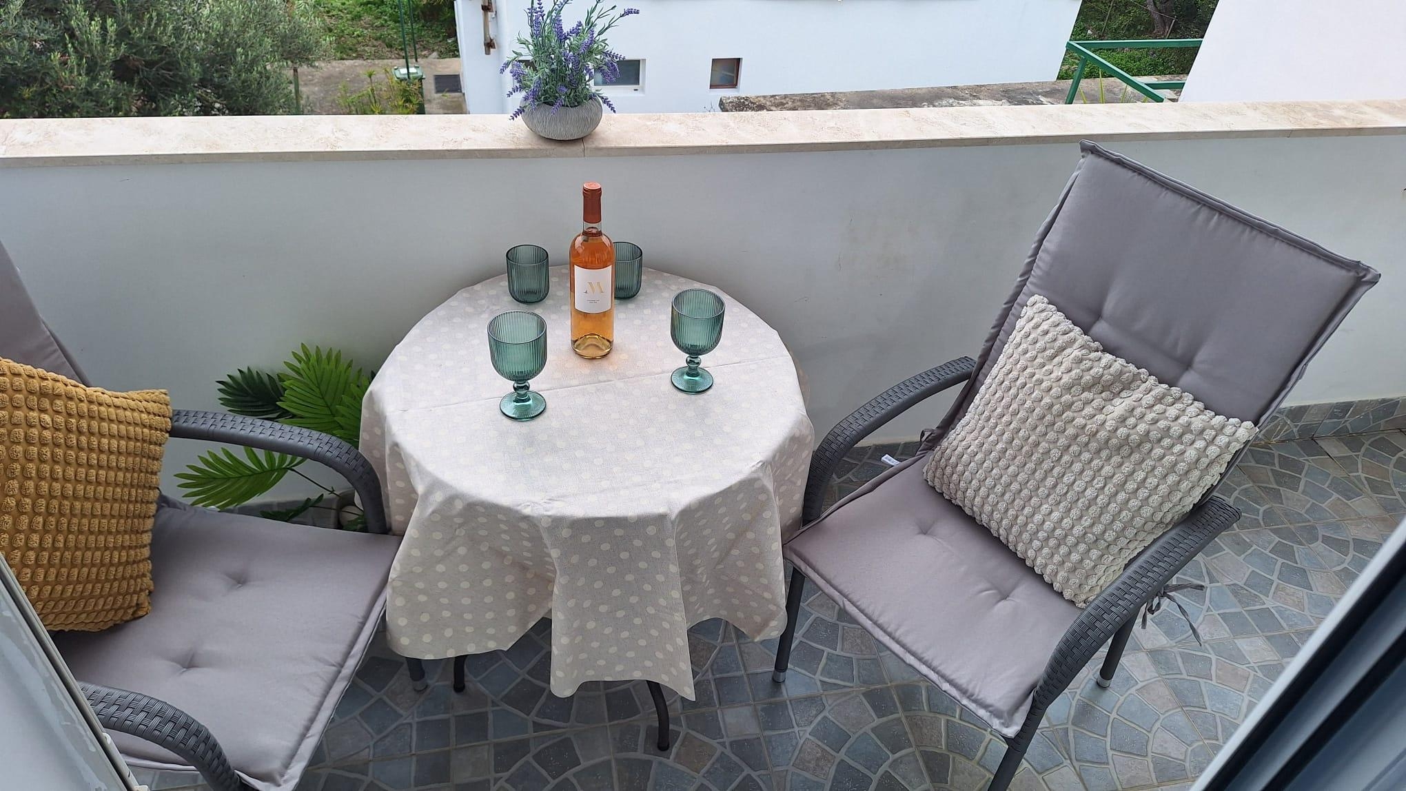 Room with balcony and sea view Hvar (S-13161-b) Room with balcony and sea view Hvar (S-13161-b)