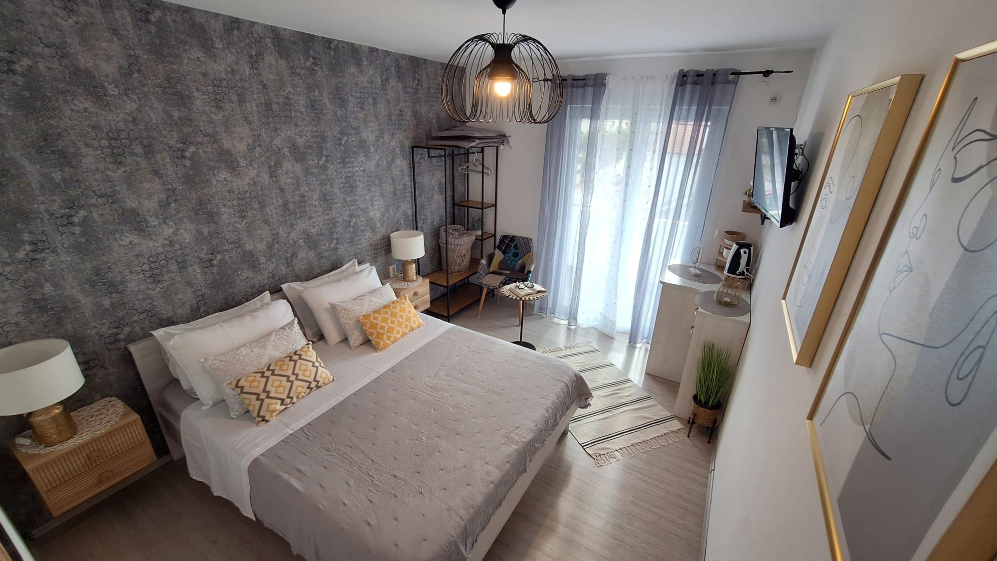 Room with balcony and sea view Hvar (S-13161-b)