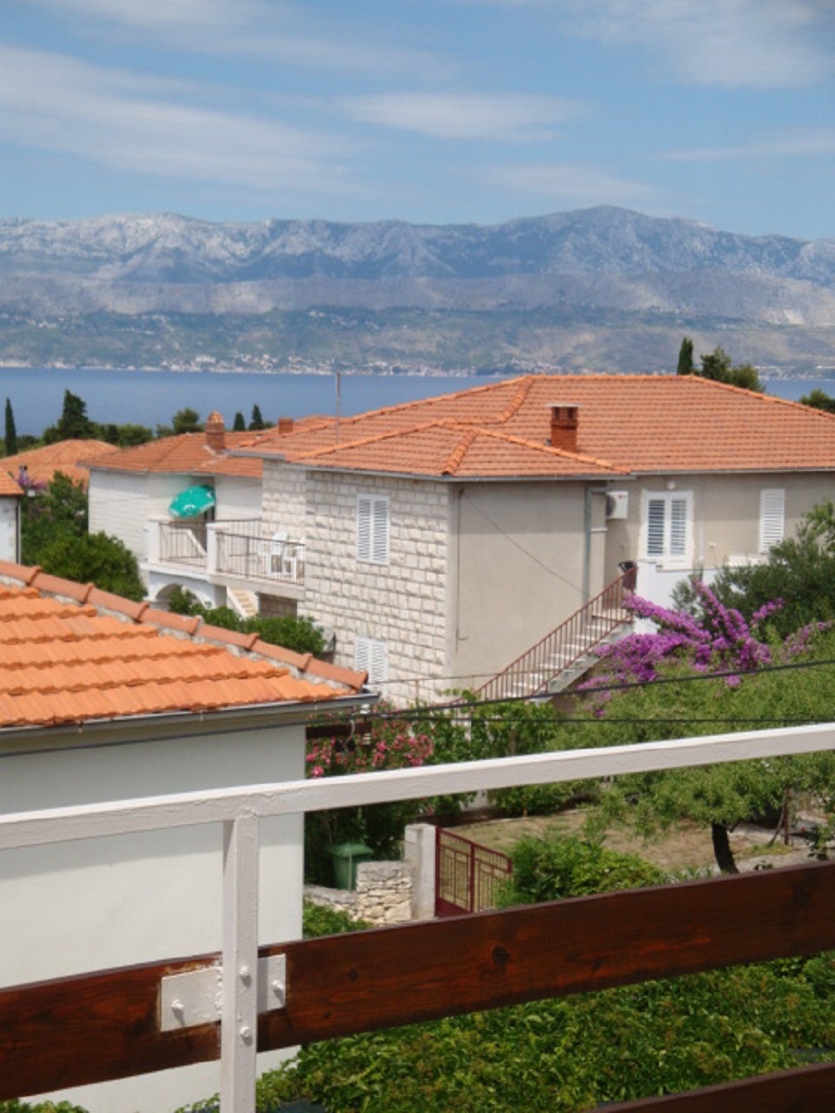 Two bedroom apartment with balcony and sea view Supetar, Brač  A-d