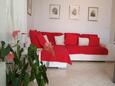 Supetar, Sala de estar in the apartment, air condition available y WiFi.