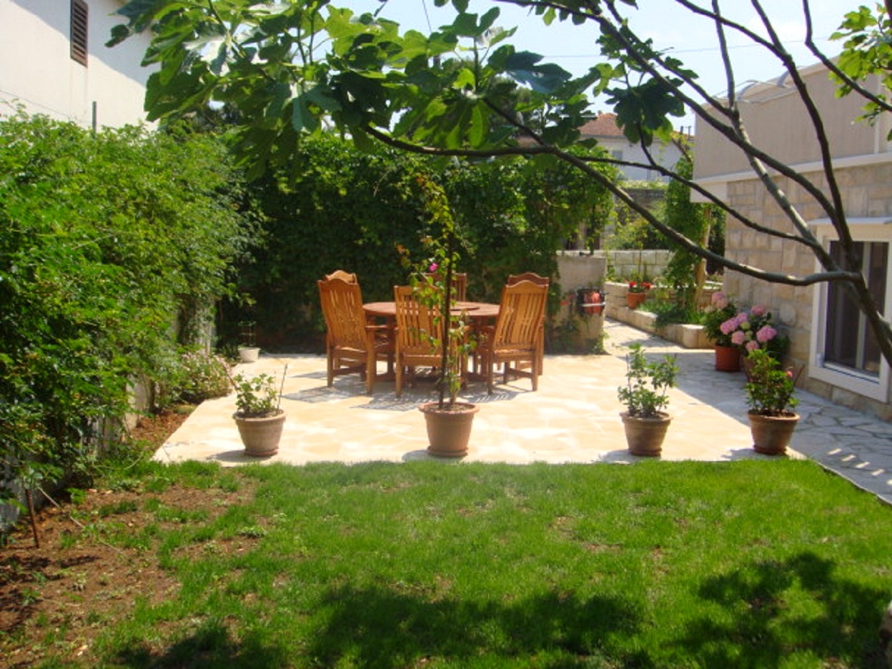 Two bedroom apartment with air-conditioning Supetar, Brač (A-13180-c)