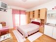 Podgora, Bedroom in the studio-apartment, air condition available and WiFi.