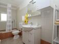 Karbuni, Bathroom in the apartment, (pet friendly) and WiFi.