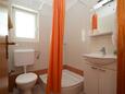 Karbuni, Bathroom in the apartment, (pet friendly) and WiFi.