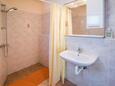 Malinska, Bathroom in the studio-apartment, (pet friendly) and WiFi.