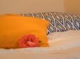 Malinska, Bedroom in the studio-apartment, (pet friendly) and WiFi.