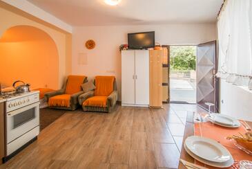 Malinska, Living room in the studio-apartment, air condition available, (pet friendly) and WiFi.