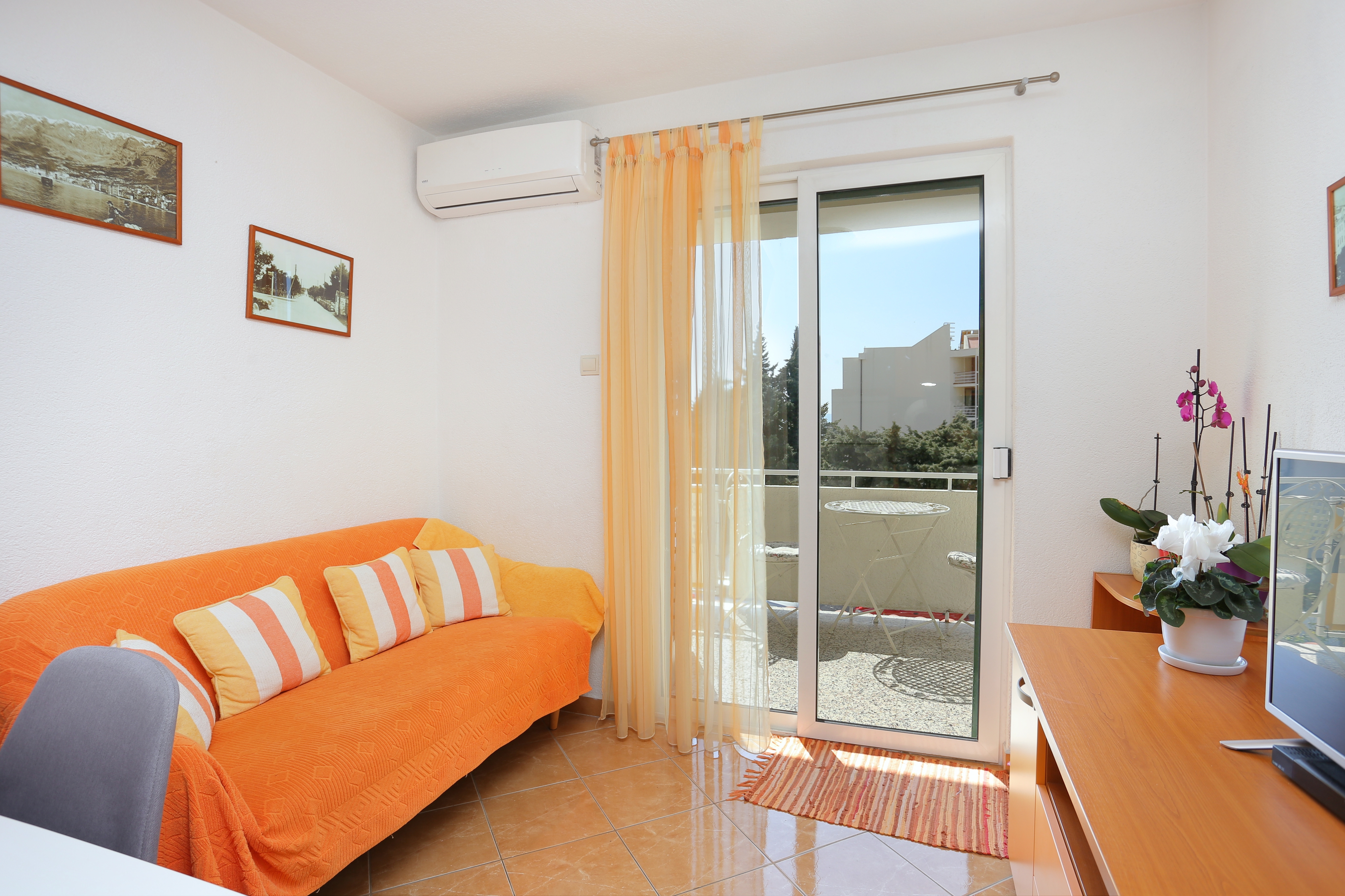 Two bedroom apartment with balcony Makarska (A-13222-a)