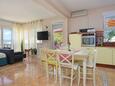 Lokva Rogoznica, Comedor in the apartment, (pet friendly) y WiFi.