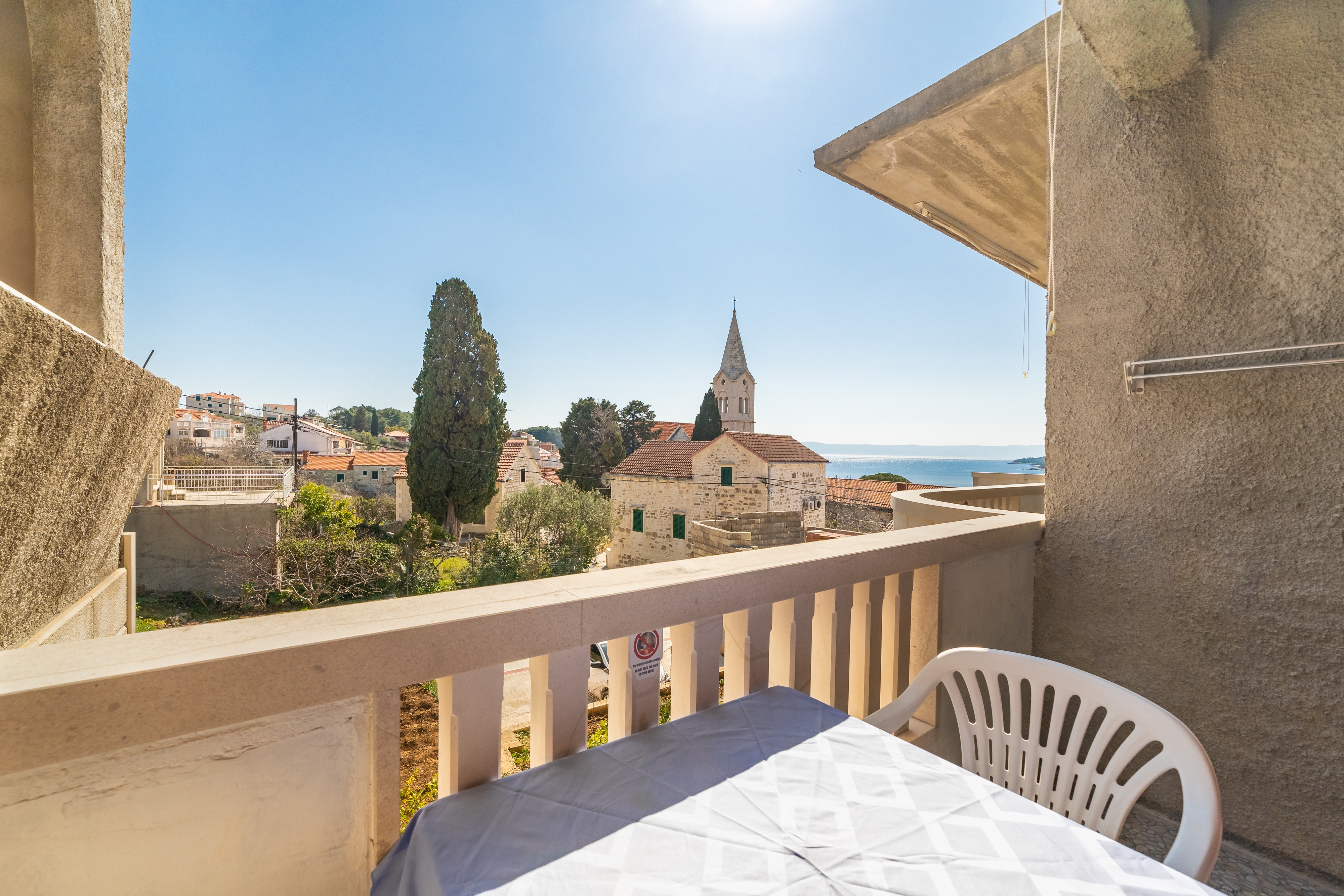 One bedroom apartment with balcony and sea view Sumartin, Brač  A-a