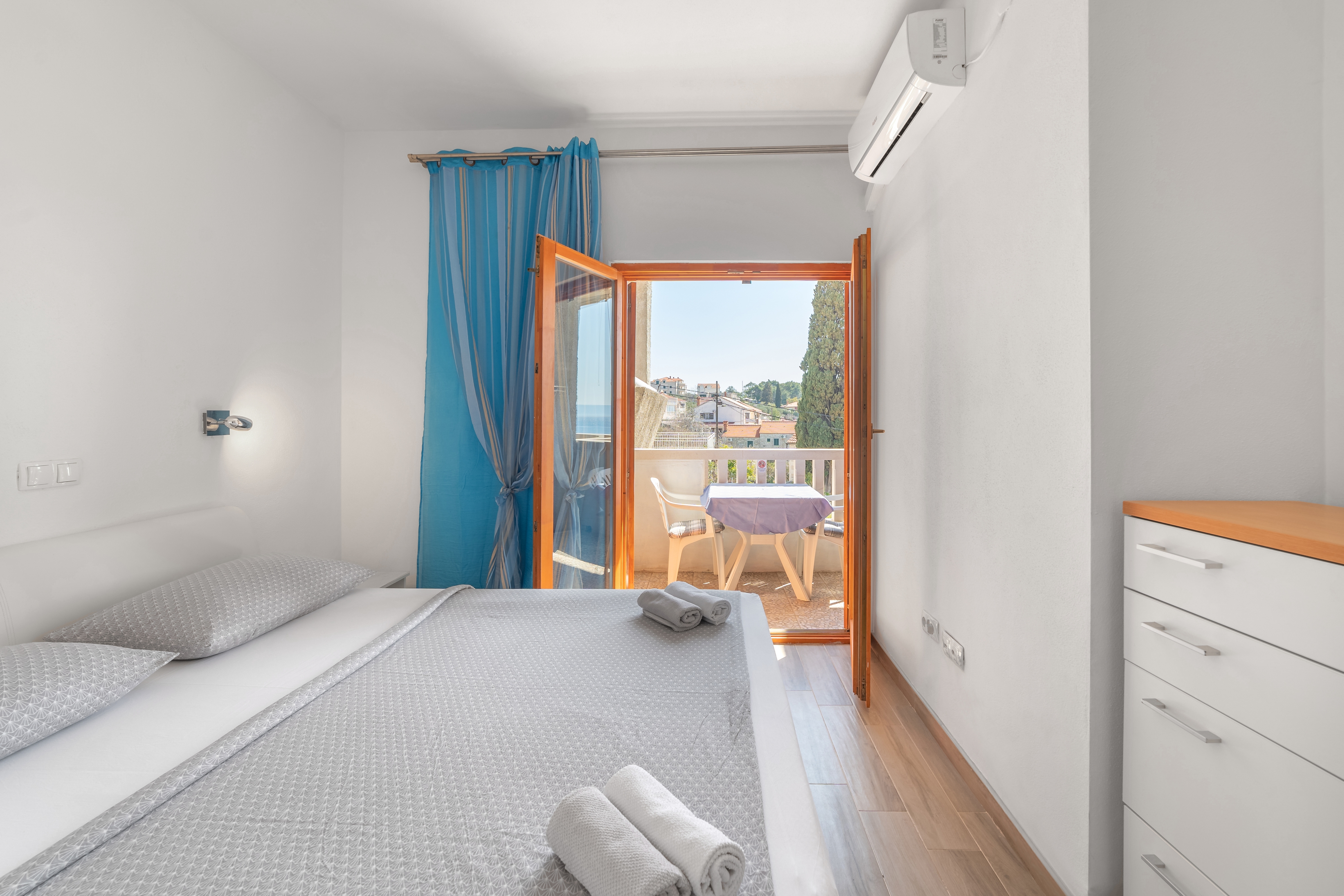 Room with balcony and sea view Sumartin, Brač (S-13285-a)