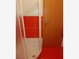 Koupelna Cres, Koupelna v ubytování typu studio-apartment, domácí mazlíčci povoleni a WiFi.