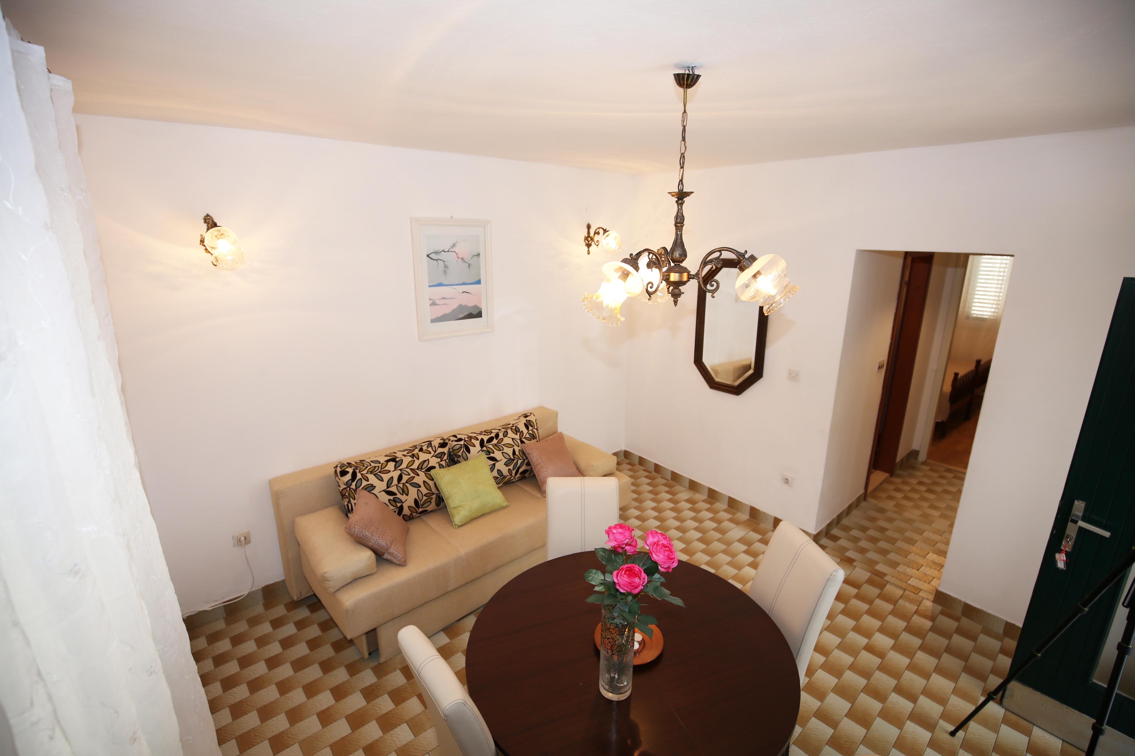 One bedroom apartment near beach Bol, Brač (A-13413-a)