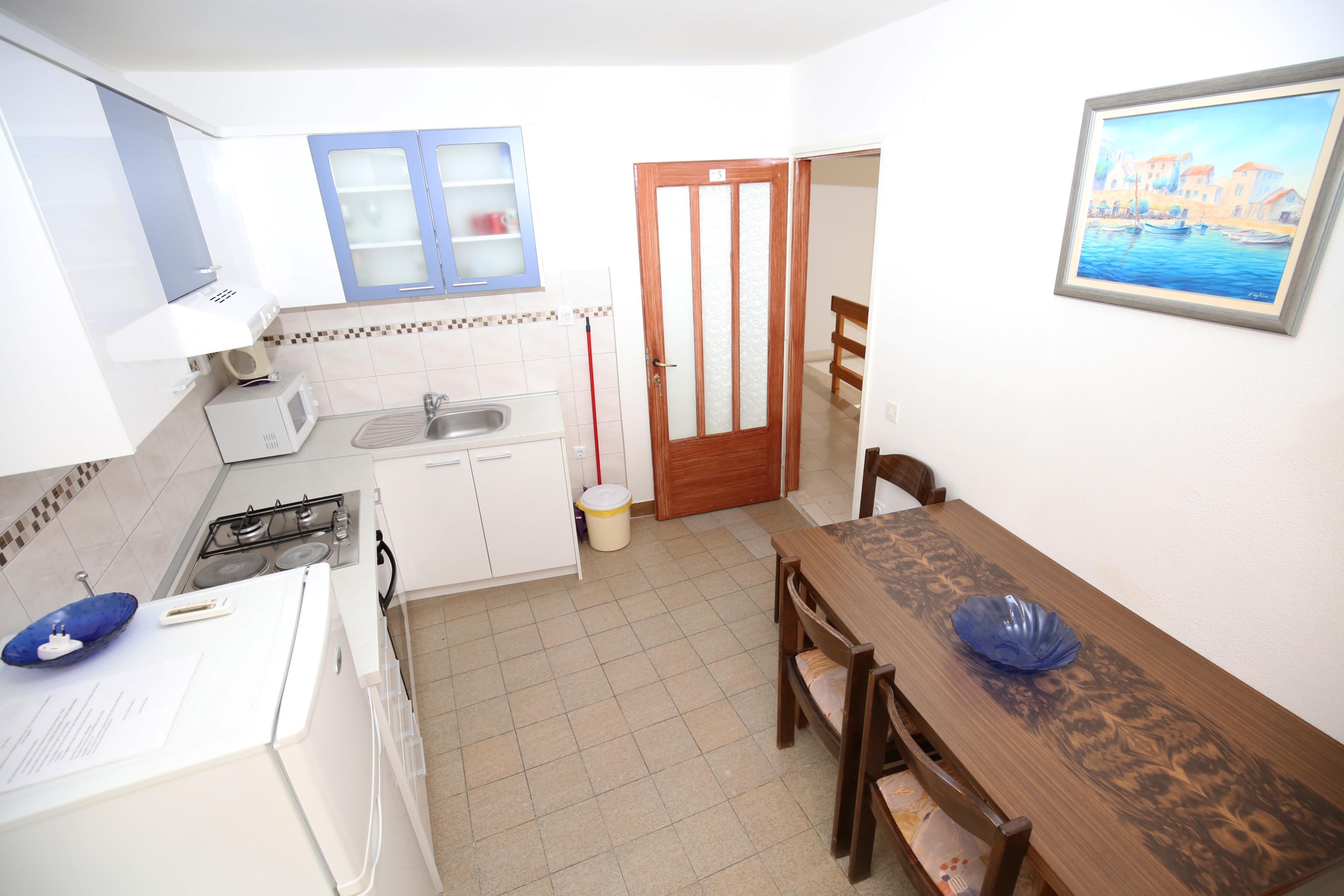 One bedroom apartment near beach Bol, Brač (A-13413-c)