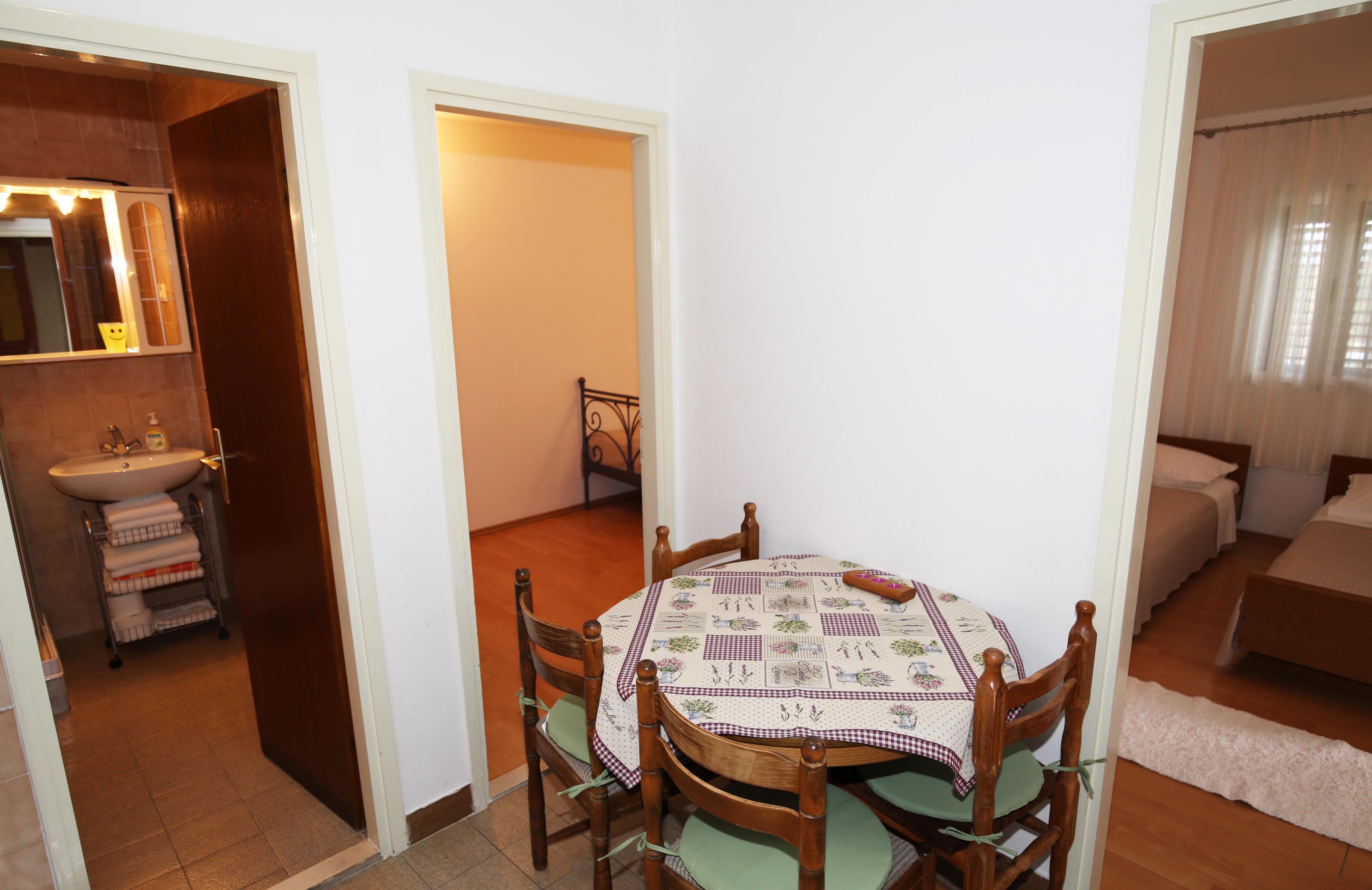 One bedroom apartment near beach Bol, Brač (A-13413-e)